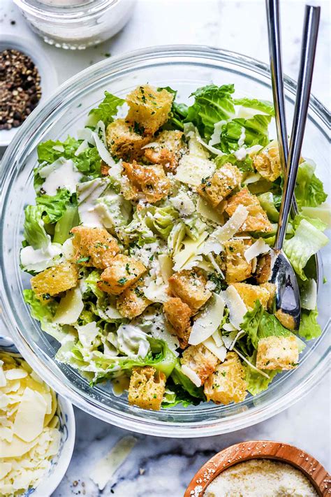 what goes in caesar salad.